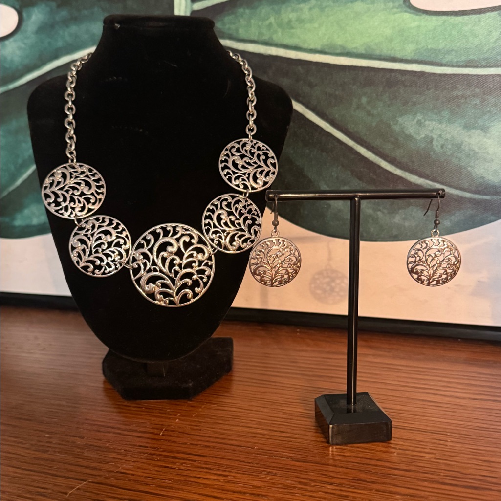 Elegant Silver Tone Filigree Necklace And Earring Set